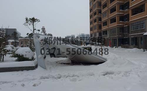 設計不合理用料不足被積雪壓塌的膜結(jié)構(gòu)車棚