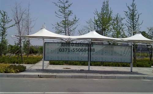 公交站臺膜結(jié)構(gòu)雨棚/遮陽棚實(shí)拍圖
