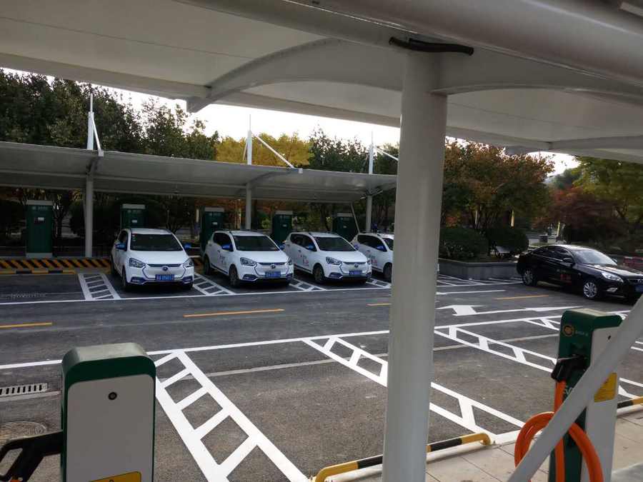 七字型的汽車停車棚，也是汽車蓬里，使用比較多的一款造型