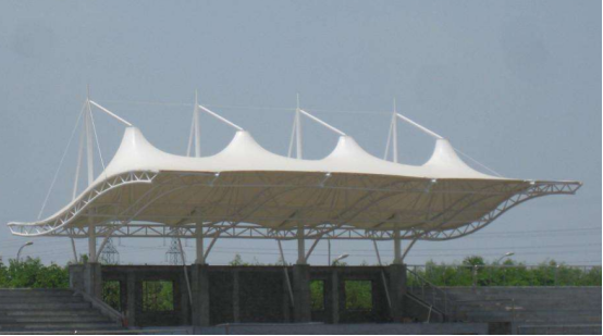  膜結(jié)構(gòu)施工中膜材是如何安裝的呢？