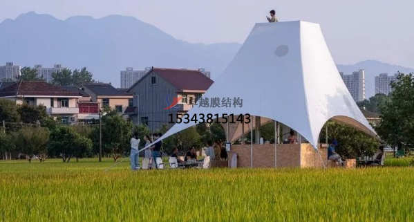 如斯美好！稻田中的張拉膜“塔亭”